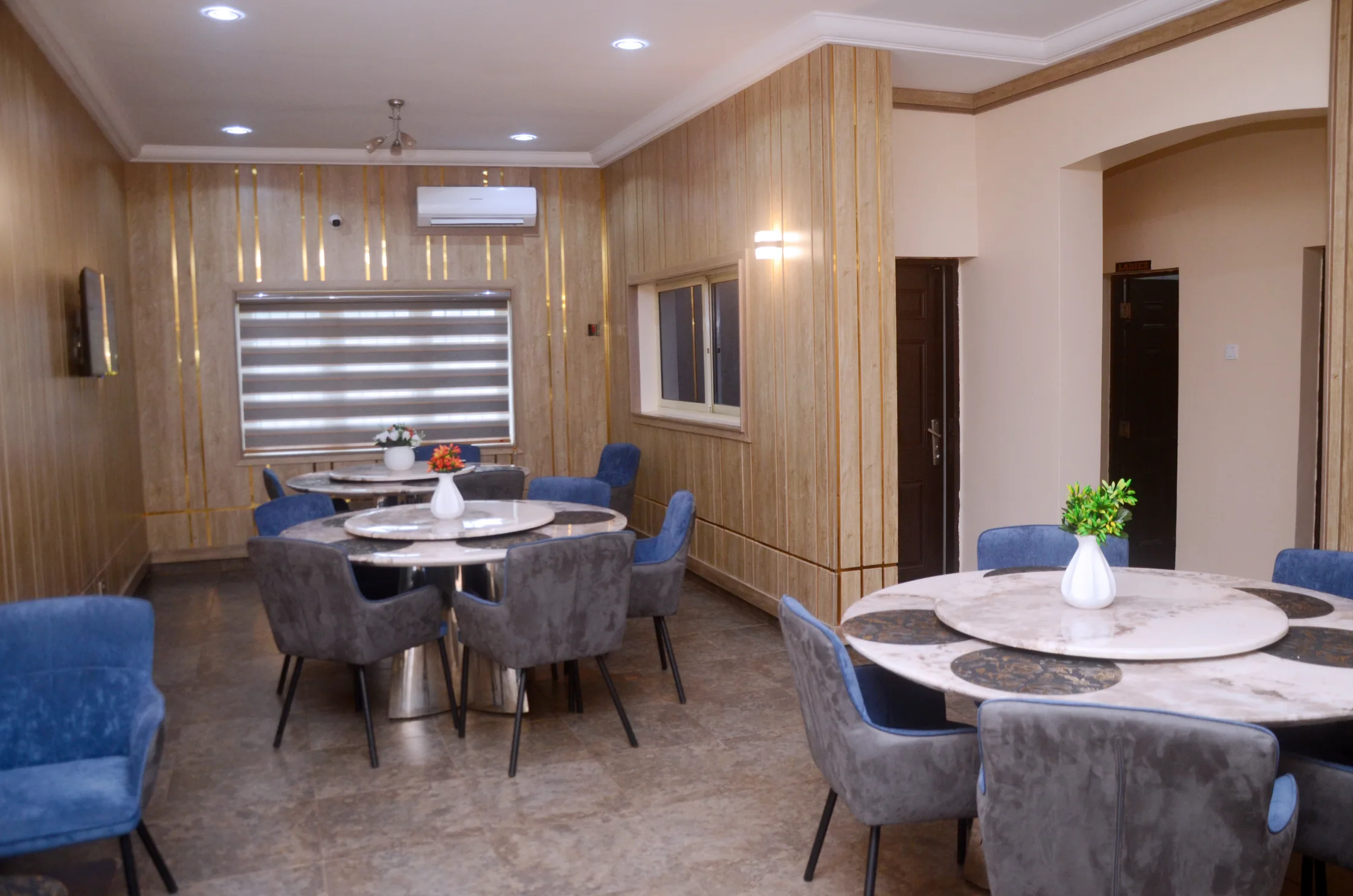 Bar & Lounge